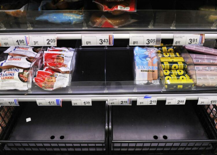 Elintarviketeollisuuden lakko näkyi paikoin makkarahyllyssä Kampin K-Supermarketissa keskiviikkona.