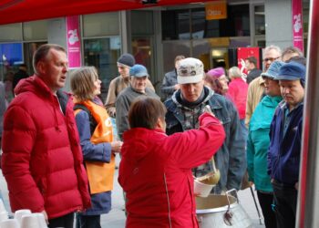 JAP:n puheenjohtaja Markku Kolari (vas.) oli mukana järjestämässä hernekeittojakelua Jyväskylän keskustassa.