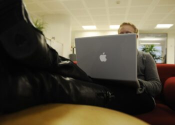 Nuorisovaalien ennakkoäänestyksessä alle18-vuotiaat nuoret voivat äänestää Internetissä esimerkiksi kotikoneellaan, kirjastossa tai koulussa.