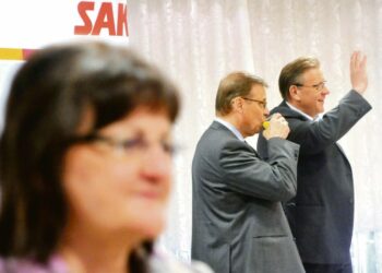 SAK:n puheenjohtaja Lauri Lyly ja hallituksen puheenjohtaja Matti Huutola valitaan SAK:n edustajakokouksessa todennäköisesti jatkokaudelle. Yli miljoonan jäsenen järjestöllä on haasteelliset ajat edessään. Kuvassa etualalla SAK:n kehittämisjohtaja Eija Hietanen.