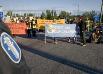 Nuoret epäilevät, että poliisin tarkoitus oli nujertaa mielenosoittajat heti alkuunsa