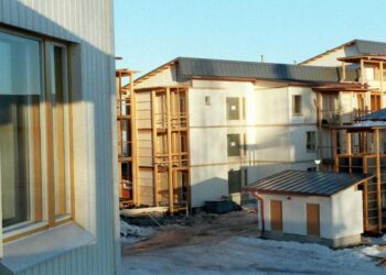 Puun osuutta on mahdollista lisätä esimerkiksi rakentamisessa.