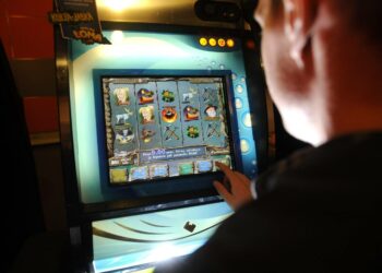 Heinäkuussa tuli voimaan 18 vuoden ikäraja kaiken rahapelaamisen osalta. Kuvassa nuori mies pelaa Raha-automaattiyhdistyksen Täyspotti-pelipaikassa Helsingissä.