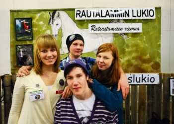 Emma Lamminmäki, Jasmin Nuorivaara, Mikko Piltonen ja Sahlberg käyvät rautalammin ratsastuslukiota. He  vakuuttavat, että koulun henki on hyvä.
