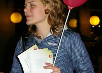 Johanne Schmidt-Nielsen. Kuva otettu vuoden 2007 vaalikampanjasta, jolloin Schmidt-Nielsen nousi 23-vuotiaana parlamenttiin.