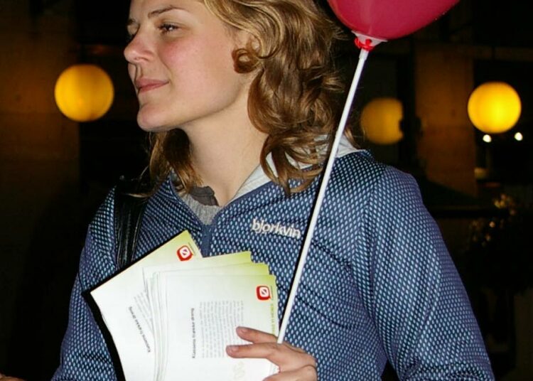 Johanne Schmidt-Nielsen. Kuva otettu vuoden 2007 vaalikampanjasta, jolloin Schmidt-Nielsen nousi 23-vuotiaana parlamenttiin.