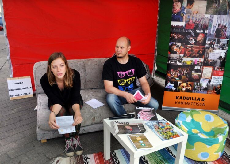 Vasemmistonuoret pystytti olohuoneensa Vaasanaukiolle. Kuvassa Li Andersson ja Dan Koivulaakso.