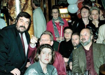 Alpo Ruuthin (oik.) ja Pekka Saarnion (vas.) ystävyys alkoi 1950-luvulla, molemmat olivat SDNL:n lehden Terän toimitusneuvoston jäseniä. Kuvassa juhlitaan Saarnion menestystä vuoden 2000 kunnallisvaaleissa. Keskellä Mari Saarnio.