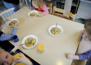 Lapsia aterioimassa päivähoidossa.