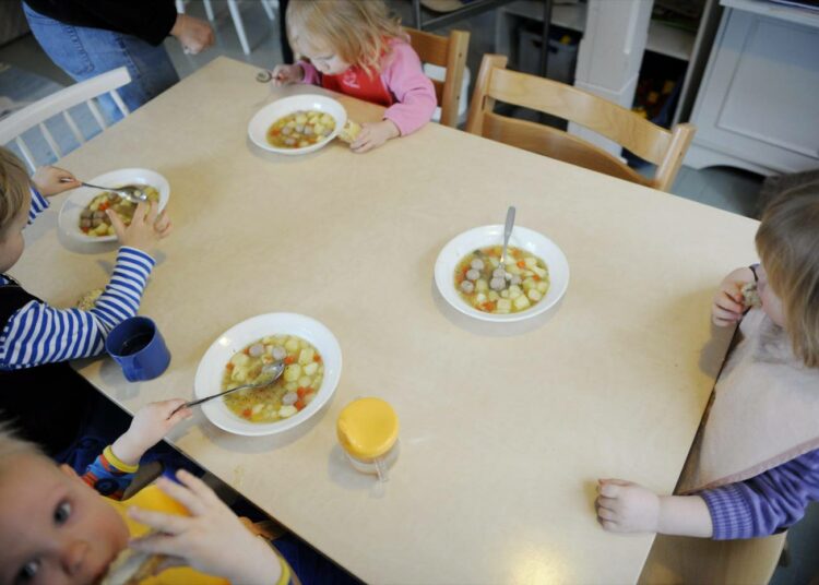 Lapsia aterioimassa päivähoidossa.