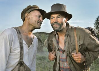 Konsta Pylkkänen ratkoo uteliaana haaveilijana maailman arvoituksia. Kuvassa Mooses Pessi (Ilkka Heiskanen, vas,) ja Konsta Pylkkänen (Kai Lehtinen).