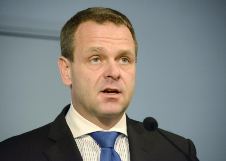 Elinkeinoministeri Jan Vapaavuori kommentoi STX:n Rauman telakan lakkauttamispäätöstä tiedotustilaisuudessa maanantaina.