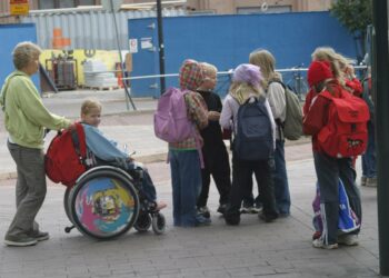 Euroopassa noin 15 miljoonalla lapsella on harvinaiseksi luokiteltu sairaus. Kuvan lapset eivät liity Harvinaisten sairauksien päivään.