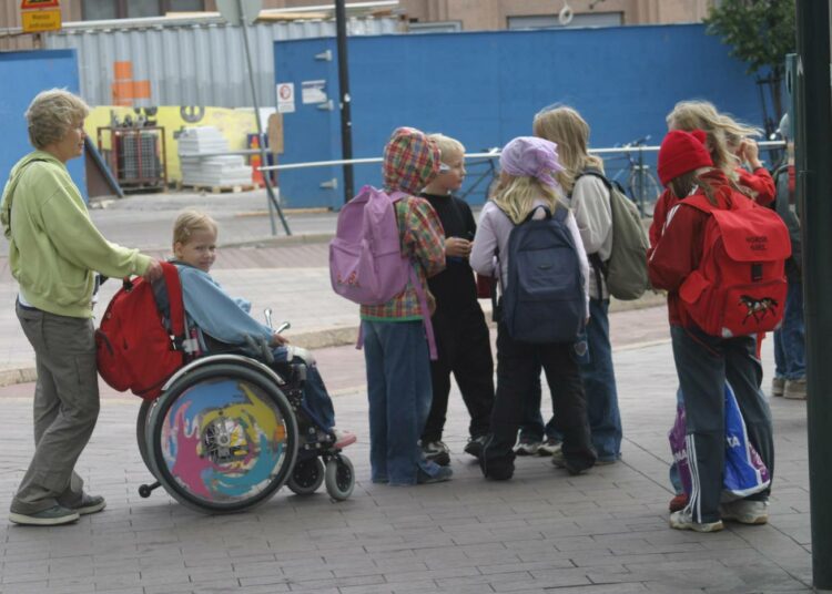 Euroopassa noin 15 miljoonalla lapsella on harvinaiseksi luokiteltu sairaus. Kuvan lapset eivät liity Harvinaisten sairauksien päivään.