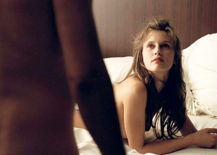 17-vuotias Isabelle (Marine Vacth) valmistautuu kohtaamaan asiakkaansa.