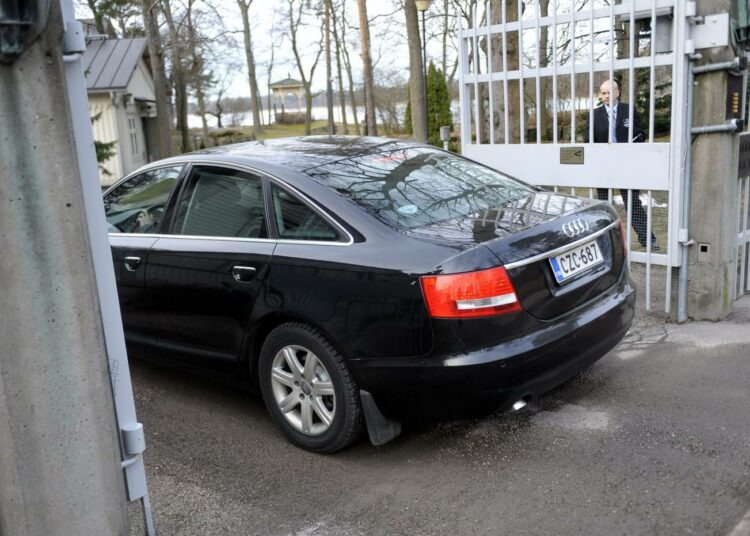 Mustat autot kuljettivat hallituspuolueiden puheenjohtajia Kesärantaan tiistaina. Neuvottelut ovat jatkuneet koko päivän.