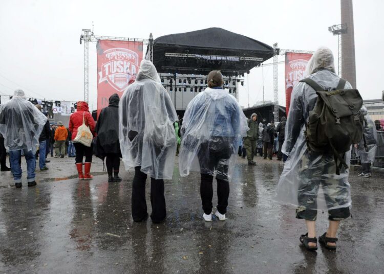 Helsingissä Tuska-festivaalin päätöspäivää vietettiin kylmässä ja sateisessa säässä.