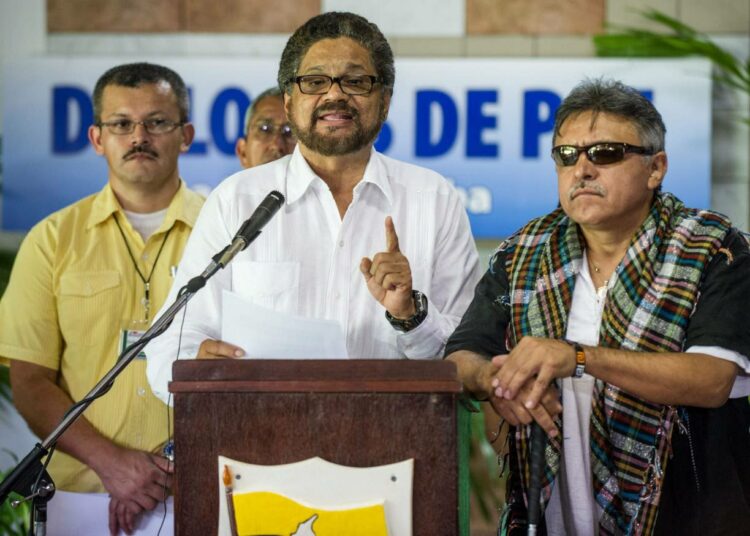 Farc-sissiliikkeen Ivan Marquez lukemassa lausuntoa Havannassa elokuun loppupuolella.