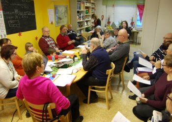 Keski-Suomen Vasemmiston piiriaktiivit puivat ehdokkaiden ja vaalipäälliköiden kanssa vaaleihin valmistautumiseen liittyviä asioita piiritoimistolla.