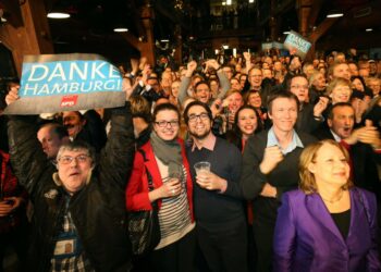 Sosialidemokraattien kannattajat juhlivat sunnuntaina Hampurissa. Puolue säilyi ylivoimaisesti osavaltion suurimpana, vaikka menettikin yksinkertaisen enemmistön.