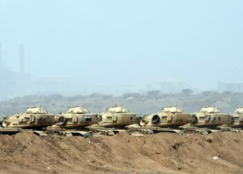 Saudi-Arabia ostaa kiivaasti uusia aseita. Kuvassa saudiarabialaisia panssarivaunuja Jemenin rajalla huhtikuussa.