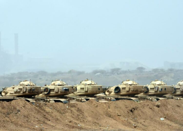 Saudi-Arabia ostaa kiivaasti uusia aseita. Kuvassa saudiarabialaisia panssarivaunuja Jemenin rajalla huhtikuussa.