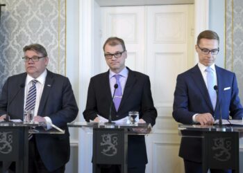 Tuleva ulkoministeri Timo Soini, tuleva pääministeri Juha Sipilä ja tuleva valtiovarainministeri Alexander Stubb.