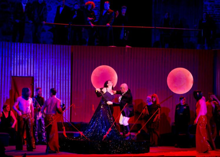La Traviatan rooleissa nähdään muiden muassa Joyce El-Khoury (Violetta) ja Petri Bäcström (Gastone).