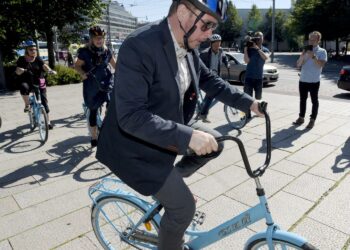 Vasemmiston puheenjohtaja Paavo Arhinmäki lähdössä pyöräilyretkelle puolueen eduskuntaryhmän kesäkokouksessa tiistaina.