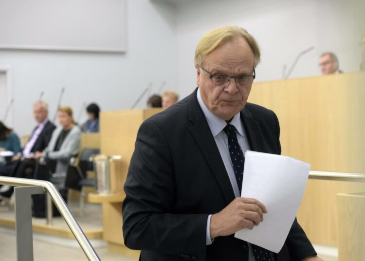 SDP:n kansanedustajan ja entisen työministerin Lauri Ihalaisen mielestä siitä ei yleensä hyvä seuraa, kun poliitikot sotkeutuvat palkkapolitiikkaan.