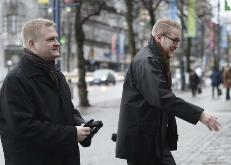Suomen sisun puheenjohtaja Olli Immonen (oik.) ja varapuheenjohtaja Teemu Lahtinen järjestön tilaisuudessa Lahdessa 14. marraskuuta 2015.