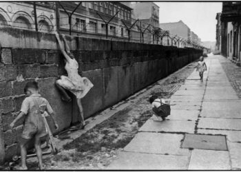 Henri Cartier-Bresson: Berliinin muuri. Itä-Berliini, Itä-Saksa, 1962