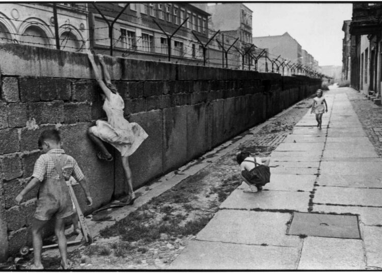 Henri Cartier-Bresson: Berliinin muuri. Itä-Berliini, Itä-Saksa, 1962
