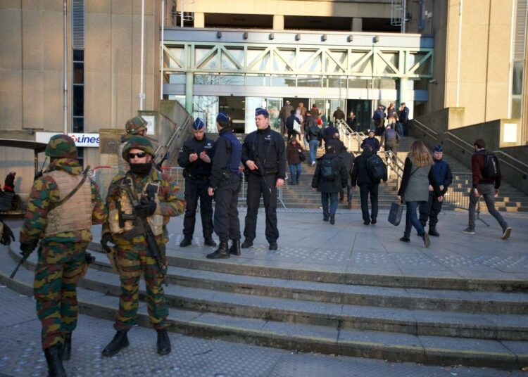 Eurooppa alkaa muistuttaa suurta sotaleiriä kohonneine terroriuhkaluokituksineen. Sotilaita ja poliiseja Brysselin pohjoisella juna-asemalla keskiviikkona.