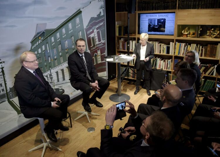 Suomen puolustusministeri Jussi Niinistö (oik.) ja Ruotsin puolustusministeri Peter Hultqvist (vas.) keskustelivat puolustuspolitiikasta ja kansainvälisestä puolustusyhteistyöstä maaliskuussa.