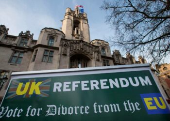 Brexitin kannattajat voittivat Britannian kansanäänestyksen viime kesänä. Vuonna 1997 suomennettu kirja Maailma yhtiöiden vallassa selittää yhä globalisaation varjopuolia, jotka nyt heiluttavat eurooppalaisia hallituksia.