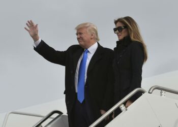 Herra Trump saapuu Washingtoniin. Mukana puoliso Melania.