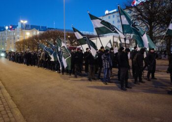 Nämäkin Pohjoismaisen Vastarintaliikkeen itsenäisyyspäivän marssin osallistujat auttoivat kartuttamaan kansalaisjärjestöjen saamaa lahjoituspottia.