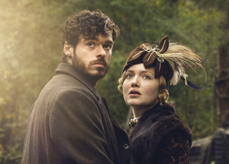 Lady Chatterley (Holliday Grainger) etsii lämpöä riistanvartijansa sylistä (Richard Madden).