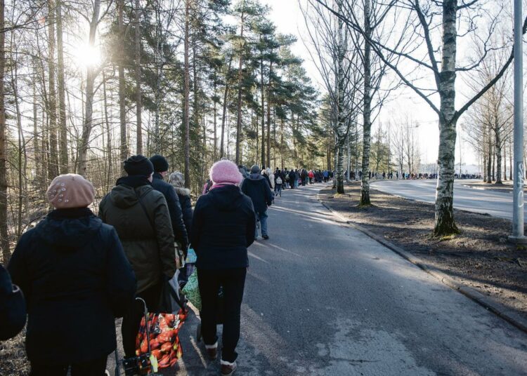 Huhtikuun aamu Myllypurossa on kolea, mutta aurinko lämmittää, ja mikä tärkeintä, nostaa tunnelmaa.