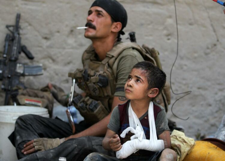 Mosulin vanhasta kaupungista maanantaina evakuoitu poika.