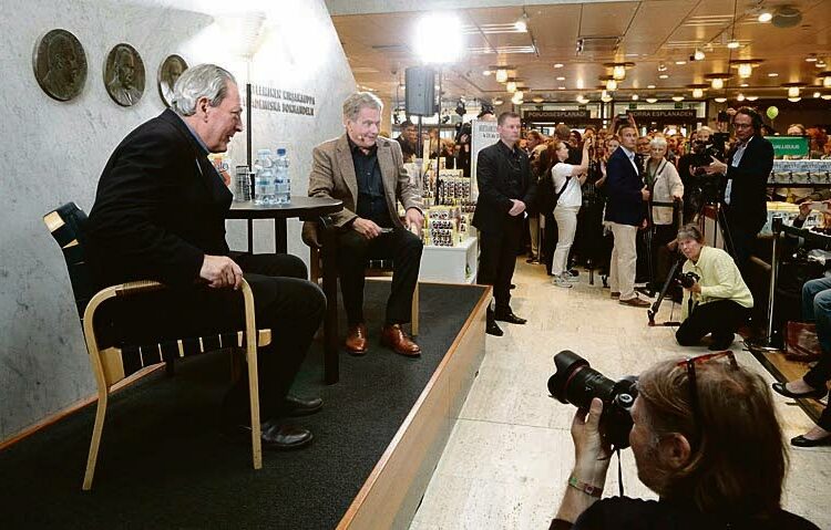 Presidentti Sauli Niinistö haastatteli viime lauantaina suosikkikirjailijaansa Paul Austeria (vas.) Akateemisessa kirjakaupassa Helsingissä. Eikö se ollut kampanjointia?