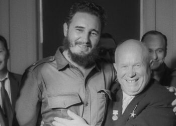 Fidel Castro ja Neuvostoliiton johtaja Nikita Hruštšov iloisissa tunnelmissa.