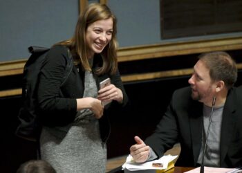 Hilpeitä vasemmistoliittolaisia eduskunnassa.