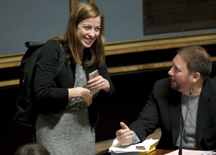 Hilpeitä vasemmistoliittolaisia eduskunnassa.