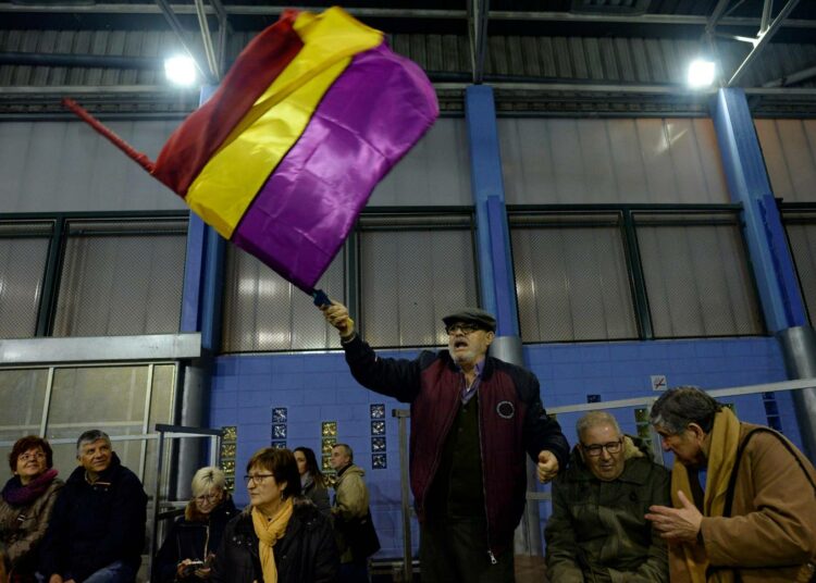 Catalunya en Comú-Podem -vasemmistokoalition tilaisuuksissa suosituin lippu on vanha Espanjan tasavaltalaisten lippu, ei itsenäisyysliikkeen Esteladas eikä varsinkaan Espanjan lippu.