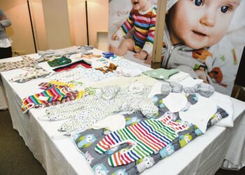 Skotlanti aloitti tänä vuonna äitiyspakkausten jakamisen kaikille odottaville äideille. Kuvassa suomalainen, tänä vuonna 80 vuotta täyttänyt äitiyspakkaus.