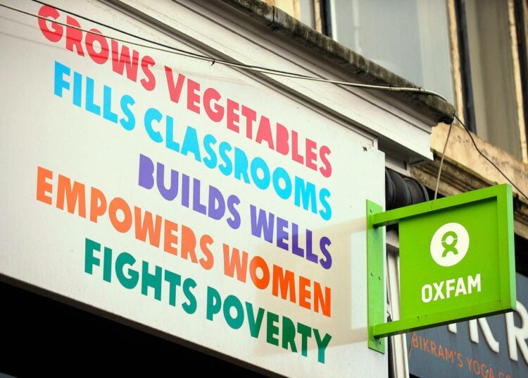 Oxfam väittää toimistonsa julkisivussa Glasgow’ssa muun muassa voimaannuttavansa naisia.