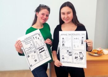 Irina Golovanova (vas.) ja Kristina Saigutina piirsivät sarjakuvia mokšaksi Saranskin valtionyliopistolla järjestetyssä työpajassa.