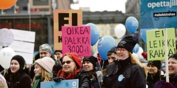 Ei leikkirahaa -kansanliike järjesti mielenilmauksen lastentarhanopettajien palkkojen ja varhaiskasvatuksen laadun varmistamisen puolesta 24. maaliskuuta Helsingissä.